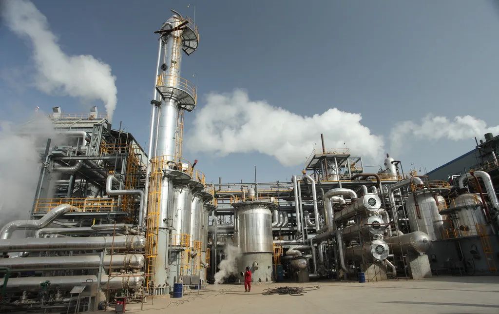 按 VOCs 的化學結構,可將其進一步分為 8 類:烷烴類、芳香烴類、烯烴類、鹵代烴類、酯類、醛類、酮類和其他化合物。從環保意義上講,主要指化學性質活潑的那一類揮發性有機物。常見的 VOCs有:苯、甲苯、二甲苯、苯乙烯、三氯乙烯、三氯甲烷、三氯乙烷、二異氰酸酯(TDI)、二異氰甲苯酯等。